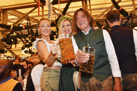 Wiesn Anstich im Schottenhamel Festzelt auf dem Oktoberfest 2025 in München