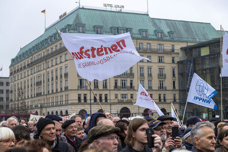 Kundgebung 'Aufstehen für eine neue soziale Demokratie' in Berlin