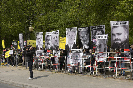 Demonstration für die Freilassung der in der Türkei inhaftierten Journalisten in Berlin