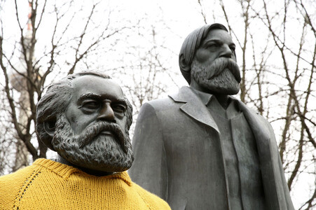 Karl Marx mit Charlie Brown Strickpullover in Berlin