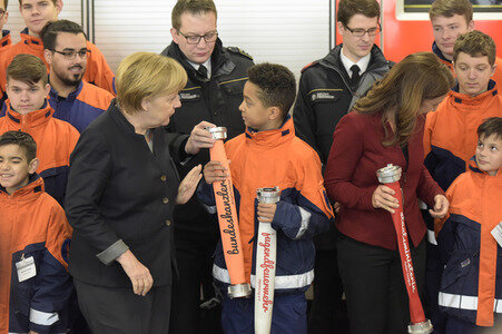 Angela Merkel besucht Jugendfeuerwehr in Berlin