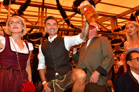 Wiesn Anstich im Schottenhamel Festzelt auf dem Oktoberfest 2026 in München