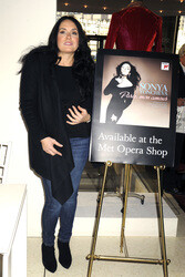 Sonya Yoncheva signiert ihre neue CD, New York