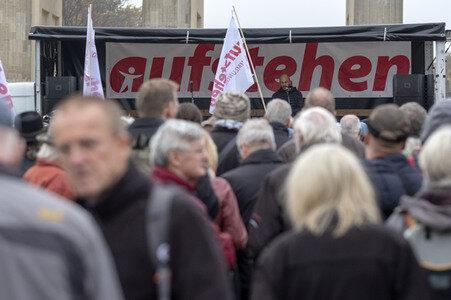 Kundgebung 'Aufstehen für eine neue soziale Demokratie' in Berlin
