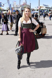 3. Wiesn Charity Lunch im Festzelt Zur Bratwurst beim Oktoberfest 2018 in München