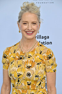 Rape Treatment Center and Stuart House Brunch mit dem Cast von 'The Pitt' in Los Angeles