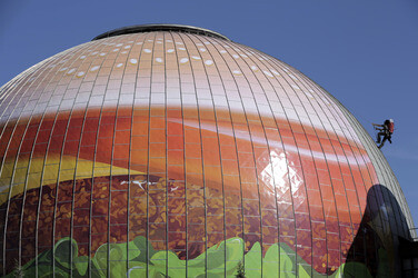 Zeiss-Großplanetarium wird zum 30m großen Burger, Berlin