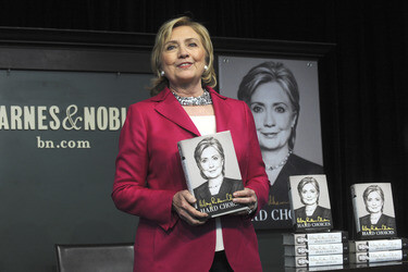 Hillary Clinton signienert ihr Buch 'Hard Choices', New York