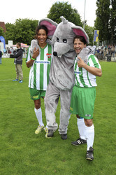 Charity-Fußballspiel 'Kicken mit Herz' in Hamburg