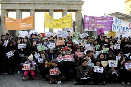 Demonstration gegen Park Geun-hye in Berlin