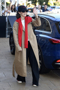 Ankunft von Zoey Deutch auf dem San Sebastian International Film Festival 2025