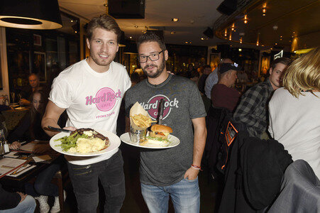 Pinktober Aktion im Hard Rock Cafe Berlin