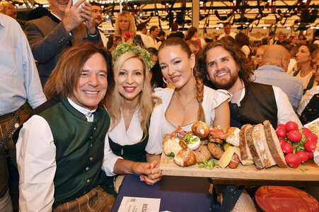 Wiesn Anstich im Schottenhamel Festzelt auf dem Oktoberfest 2025 in München