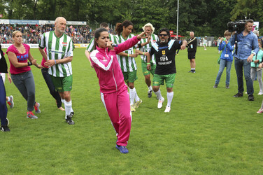 Charity-Fußballspiel 'Kicken mit Herz' in Hamburg