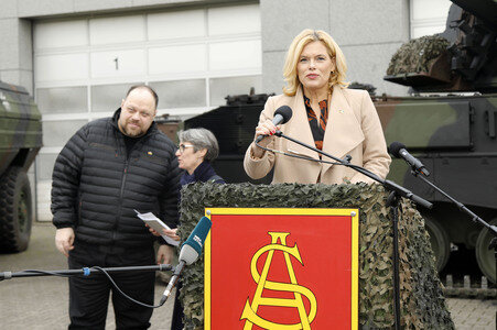 Julia Klöckner beim Besuch der Artillerieschule der Bundeswehr in Idar-Oberstein