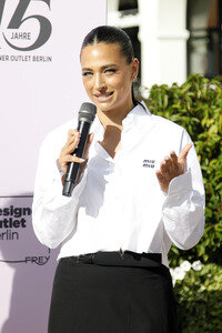 Photocall zum 15-jährigen Jubiläum des Designer Outlet Berlin in Wustermark