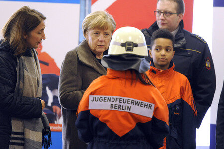Angela Merkel besucht Jugendfeuerwehr in Berlin