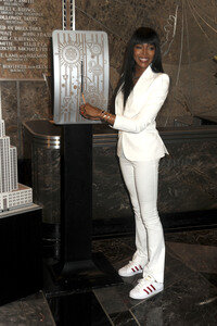 Naomi Campbell schaltet das rote Licht des Empire State Buildings an in New York