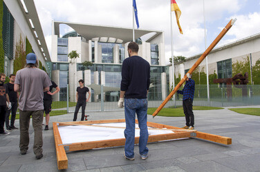 Info-Tafel über den Bau eines Friedhofs für unbekannte Einwanderer in Berlin