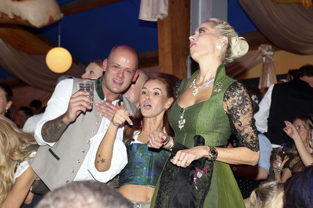 Cathy Hummels Wiesn-Bummel beim Oktoberfest 2026 in München