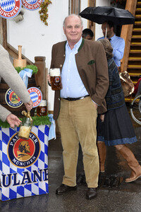 FC Bayern Team auf dem Oktoberfest in München