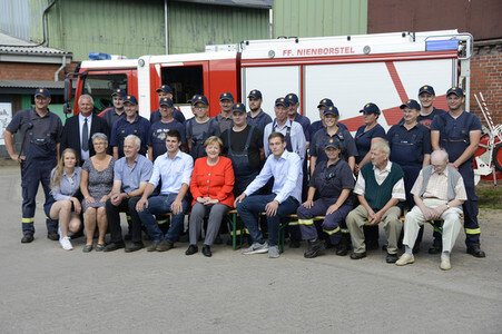 Angela Merkel besucht einen Milchbauernhof in Nienborstel