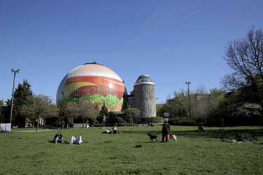 Zeiss-Großplanetarium wird zum 30m großen Burger, Berlin