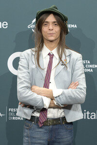 Photocall 'La Chitarra Nella Roccia - Lucio Corsi dal Vivo all'Abbazia di San Galgano', Internationales Filmfestival Rom 2025