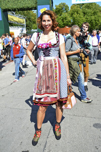 Damen-Wiesn 2015 von Unternehmerin Regine Sixt auf dem Oktoberfest in München