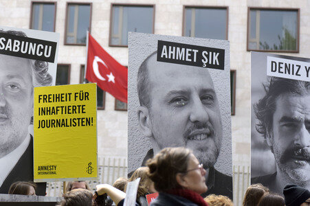 Demonstration für die Freilassung der in der Türkei inhaftierten Journalisten in Berlin
