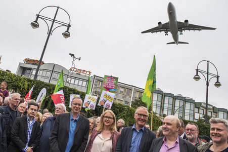 Demo für die Schließung des Flughafens Tegel in Berlin