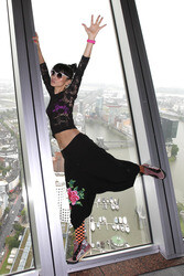 Bai Ling mit Entourage in Düsseldorf