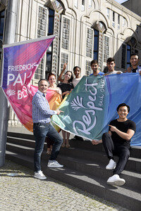 Hissung der 'Colours of Respect' Flagge in Berlin