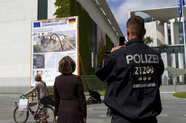 Info-Tafel über den Bau eines Friedhofs für unbekannte Einwanderer in Berlin