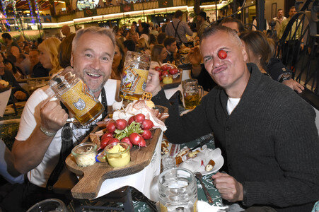 Welt der Wunder Wiesn Treff im Marstall Festzelt auf dem Oktoberfest 2018 in München