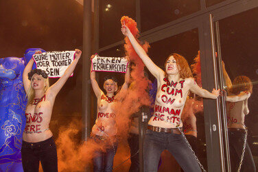 Femen Aktivistinnen stürmen das Bordell 'Artemis', Berlin
