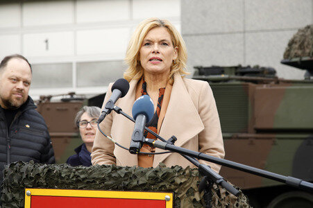 Julia Klöckner beim Besuch der Artillerieschule der Bundeswehr in Idar-Oberstein