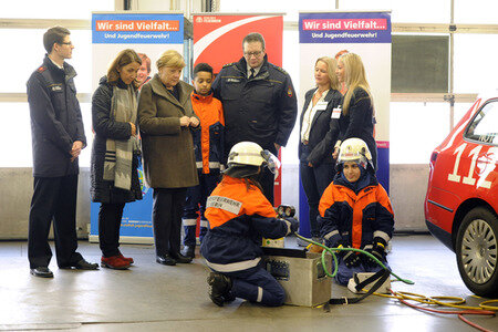 Angela Merkel besucht Jugendfeuerwehr in Berlin