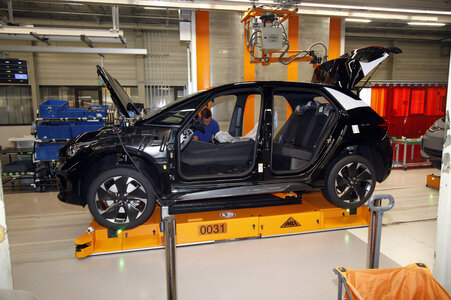 Carsten Schneider beim Besuch des VW-Werks in Zwickau