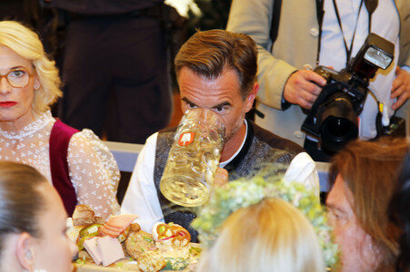 Wiesn Anstich im Schottenhamel Festzelt auf dem Oktoberfest 2025 in München