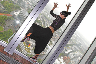 Bai Ling mit Entourage in Düsseldorf