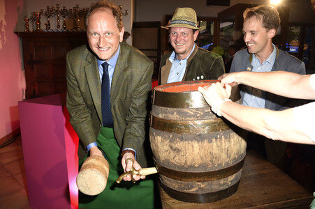 Liberaler Bieranstich der FDP in Grasbrunn