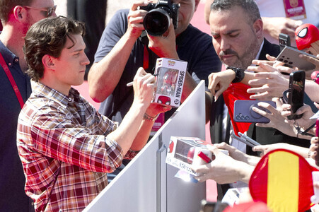 Tom Holland besucht die Fußball-WM Fanzone in Madrid