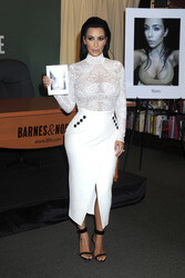 Kim Kardashian signiert ihr Buch 'Selfish' in New York