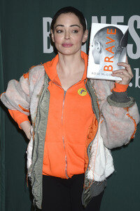 Buchsignierstunde mit Rose McGowan Book in New York