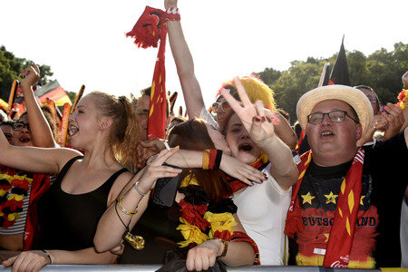 Fanmeile beim UEFA-Fußball-Europameisterschaft 2016 Spiel Deutschland gegen Nordirland in Berlin