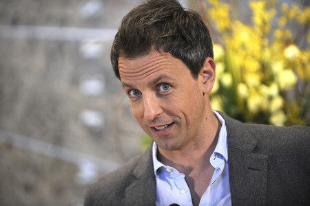 Seth Meyers schaltet das Licht am Empire State Building ein in New York