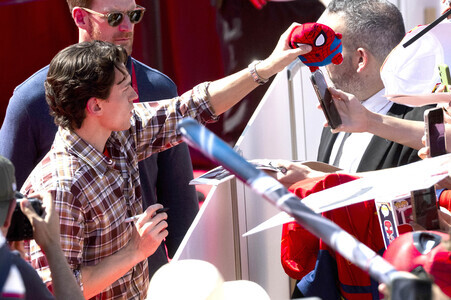 Tom Holland besucht die Fußball-WM Fanzone in Madrid