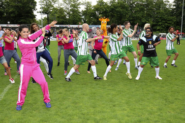 Charity-Fußballspiel 'Kicken mit Herz' in Hamburg