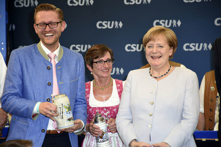 Angela Merkel besucht eine Festzeltveranstaltung der CSU in München